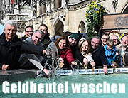 M&uuml;nchner Brauchtum zum Aschermittwoch 18.02.2026 - das Geldbeutel waschen am Fischbrunnen vor dem Rathaus  (&copy;Foto: Ingrid Grossmann)